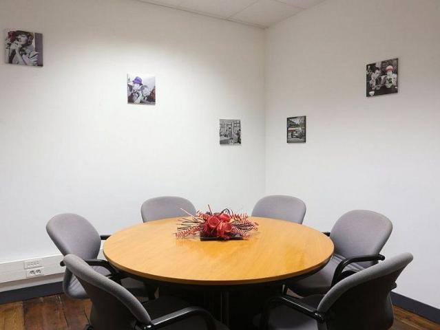 Oficina en alquiler en avenida Dels Alps, Cornellà de Llobregat, de 29 m² por 725