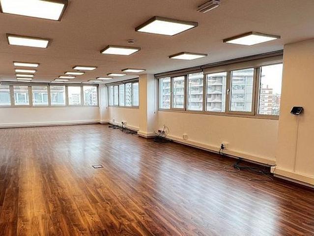 Oficina en alquiler en avenida Meridiana, Barcelona, de 210 m² por 2.450