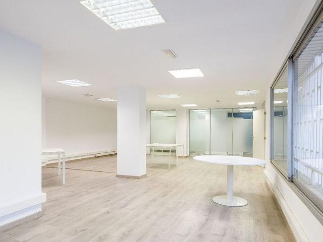 Oficina en alquiler en Barcelona, de 125 m² por 1.501
