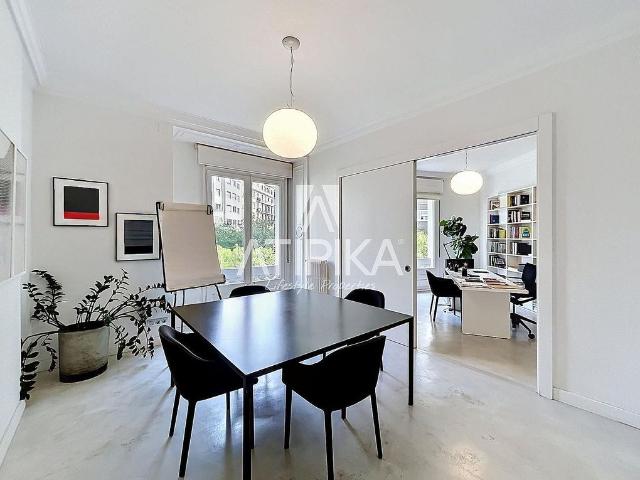 Oficina en alquiler en Barcelona, de 135 m² por 2.000