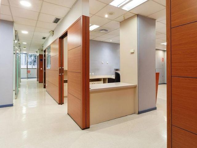 Oficina en alquiler en Barcelona, de 174 m² por 2.437