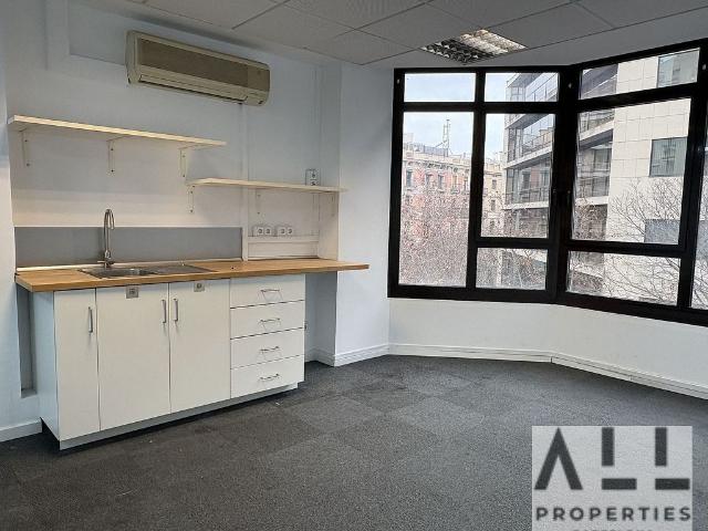 Oficina en alquiler en Barcelona, de 242 m² por 3.160