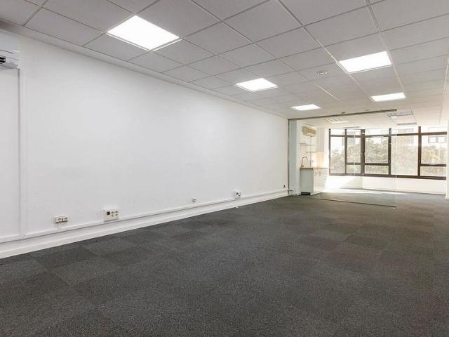 Oficina en alquiler en Barcelona, de 243 m² por 3.160