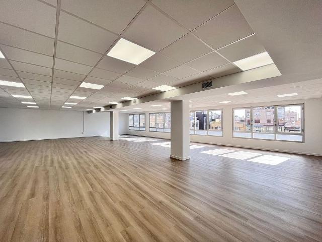 Oficina en alquiler en calle Aragó, Barcelona, de 193 m² por 2.895