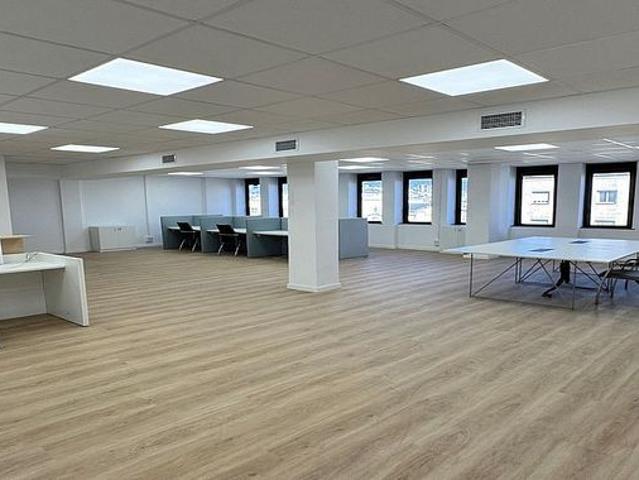 Oficina en alquiler en calle D'aragó, Barcelona, de 128 m² por 1.920
