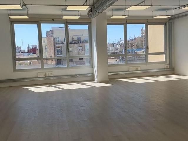 Oficina en alquiler en calle D'aragó, Barcelona, de 164 m² por 2.535