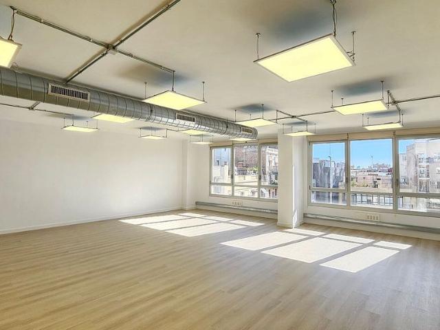 Oficina en alquiler en calle D'aragó, Barcelona, de 169 m² por 2.535