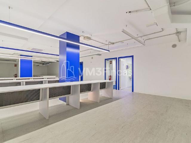 Oficina en alquiler en calle D'aragó, Barcelona, de 250 m² por 2.520