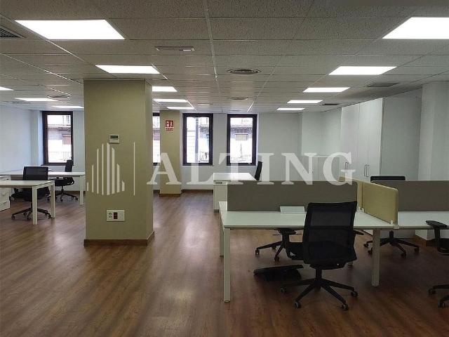 Oficina en alquiler en calle D'aragó, Barcelona, de 270 m² por 4.872