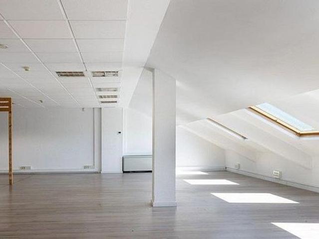 Oficina en alquiler en calle D'aragó, Barcelona, de 271 m² por 4.444