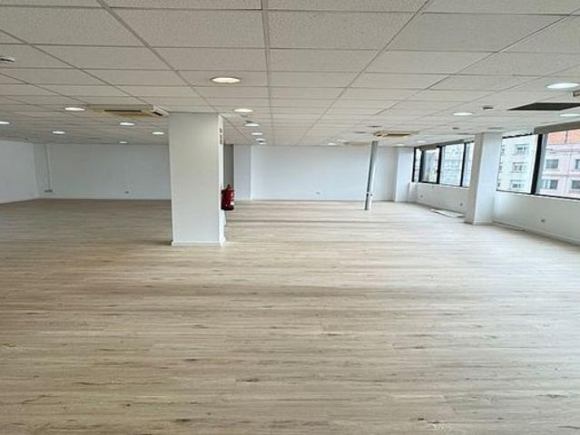 Oficina en alquiler en calle D'aragó, Barcelona, de 400 m² por 7.000