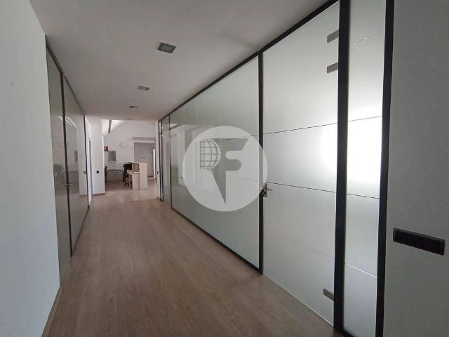 Oficina en alquiler en calle D'arquímedes, Terrassa, de 400 m² por 2.800