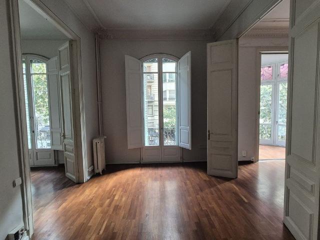 Oficina en alquiler en calle De Muntaner, Barcelona, de 120 m² por 2.600