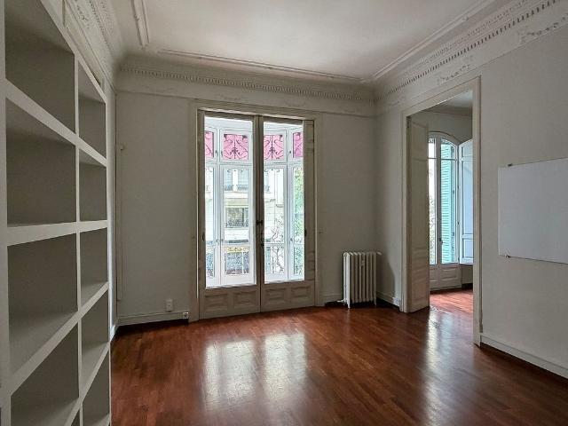 Oficina en alquiler en calle De Muntaner, Barcelona, de 125 m² por 2.600