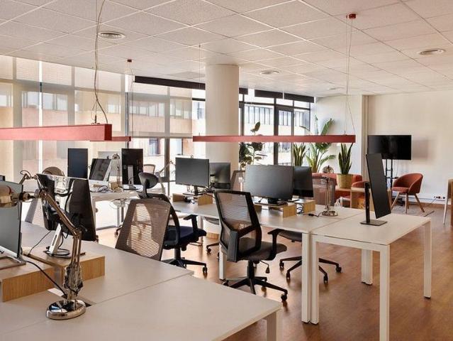Oficina en alquiler en calle De Mallorca, Barcelona, de 236 m² por 6.000