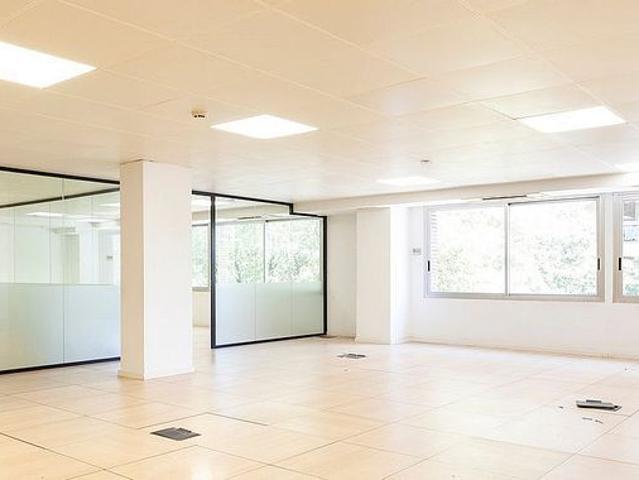 Oficina en alquiler en calle De Nàpols, Barcelona, de 294 m² por 3.826