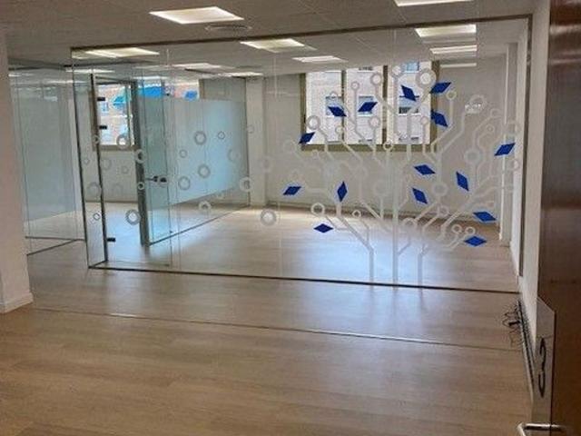 Oficina en alquiler en calle De Nicaragua, Barcelona, de 240 m² por 2.930