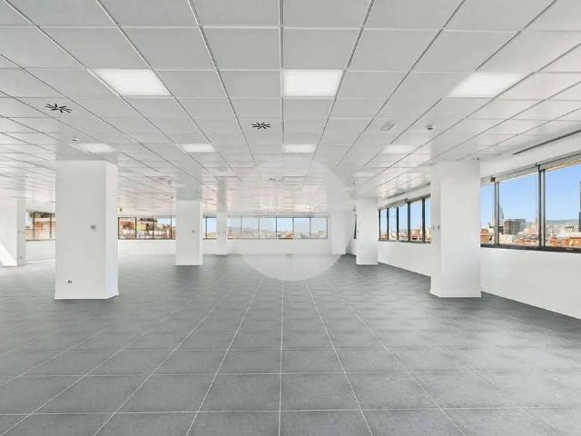 Oficina en alquiler en calle De Bac de Roda, Barcelona, de 1.176 m² por 21.175