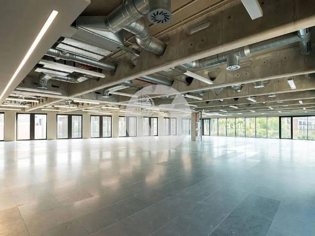 Oficina en alquiler en calle De Badajoz, Barcelona, de 372 m² por 11.100