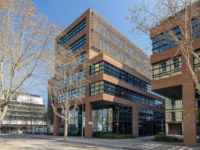 Oficina en alquiler en calle De Badajoz, Barcelona, de 911 m² por 17.309