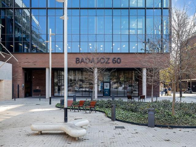 Oficina en alquiler en calle De Badajoz, Barcelona, de 911 m² por 20.042