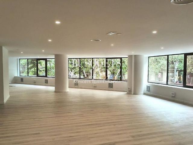 Oficina en alquiler en calle De Balmes, Barcelona, de 300 m² por 5.400