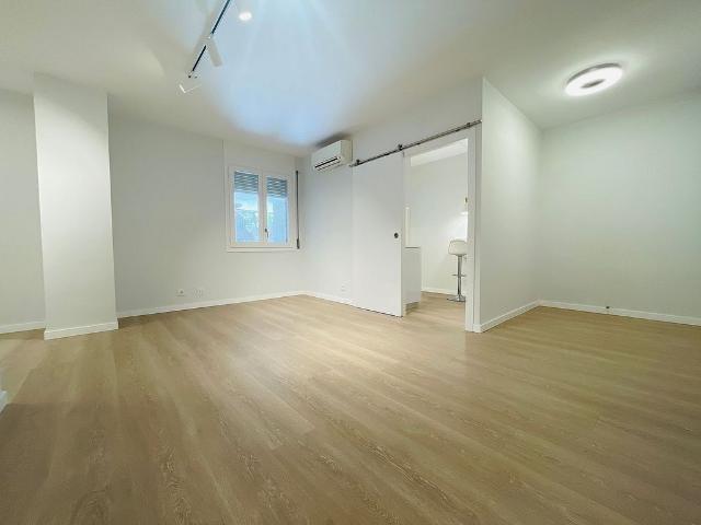 Oficina en alquiler en calle De Bosch i Gimpera, Barcelona, de 70 m² por 1.500