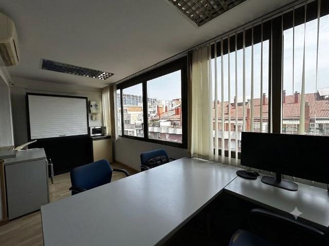 Oficina en alquiler en calle De Calàbria, Barcelona, de 40 m² por 890