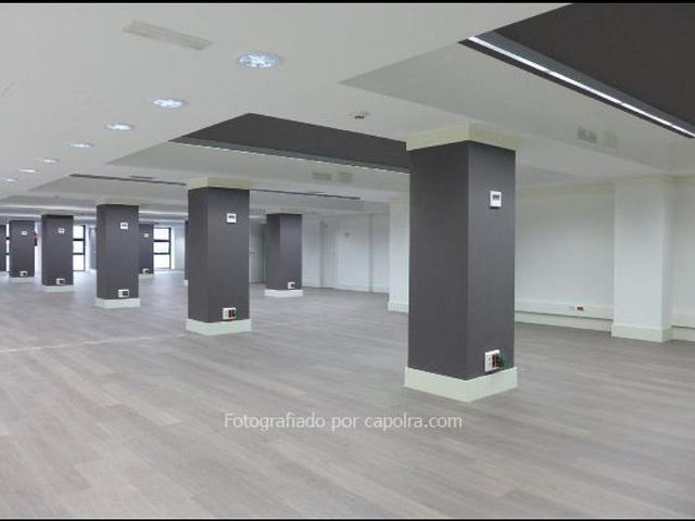 Oficina en alquiler en calle De Calàbria, Barcelona, de 418 m² por 5.428