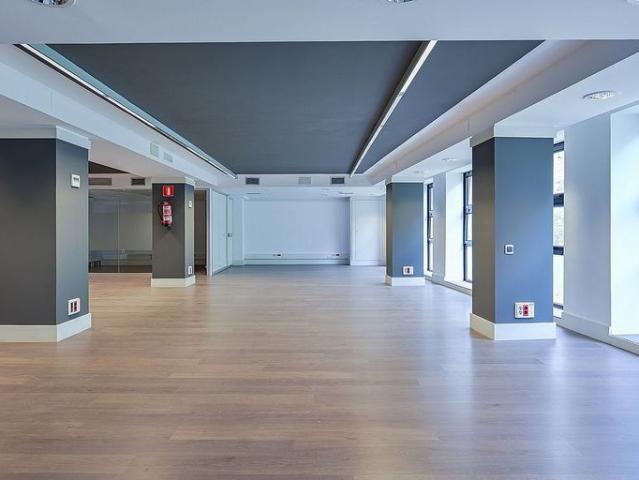 Oficina en alquiler en calle De Calàbria, Barcelona, de 438 m² por 6.264