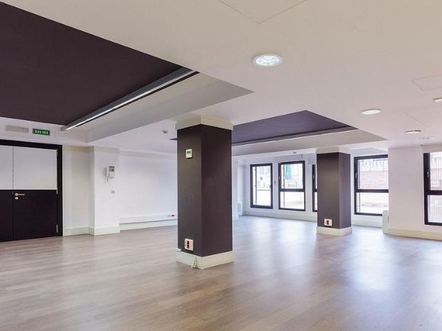 Oficina en alquiler en calle De Calàbria, Barcelona, de 438 m² por 6.264