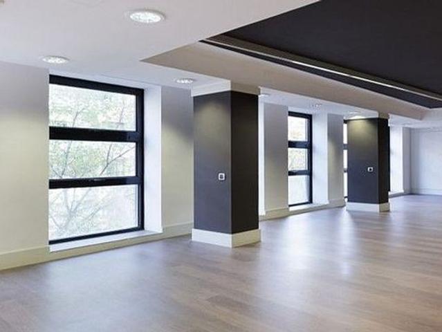Oficina en alquiler en calle De Calàbria, Barcelona, de 477 m² por 7.155