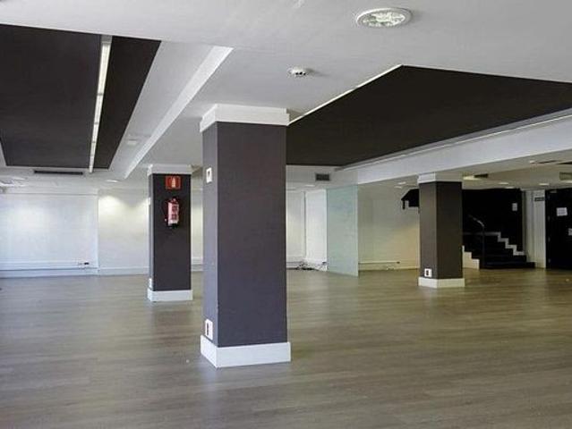 Oficina en alquiler en calle De Calàbria, Barcelona, de 653 m² por 10.970