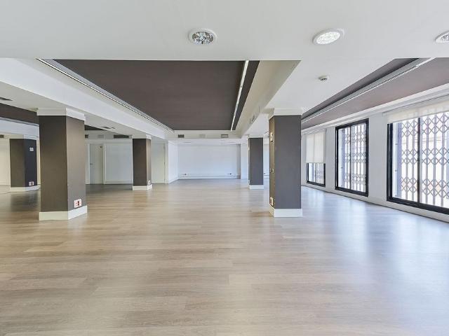 Oficina en alquiler en calle De Calàbria, Barcelona, de 653 m² por 10.995