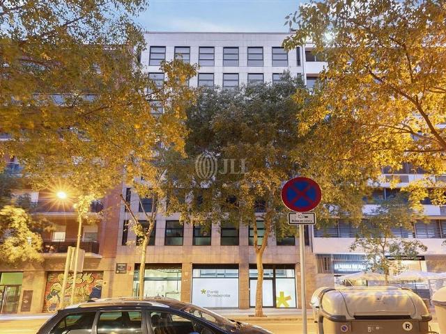 Oficina en alquiler en calle De Calàbria, Barcelona, de 727 m² por 8.724