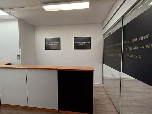 Oficina en alquiler en calle De Calàbria, Barcelona, de 210 m² por 1.975