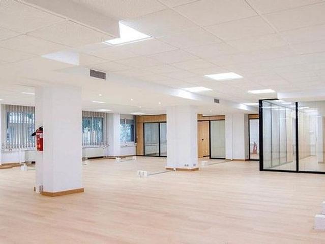 Oficina en alquiler en calle De Casanova, Barcelona, de 250 m² por 2.502