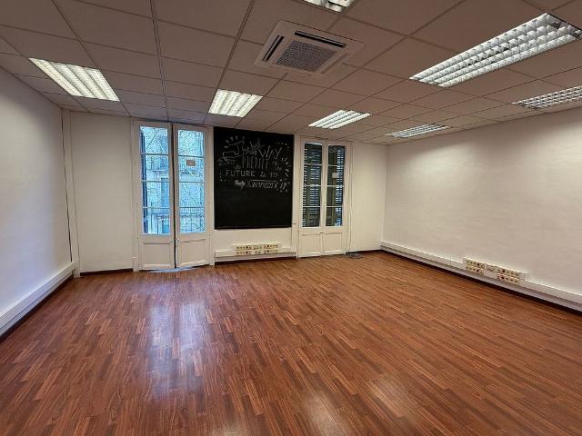 Oficina en alquiler en calle De Casp, Barcelona, de 125 m² por 1.700
