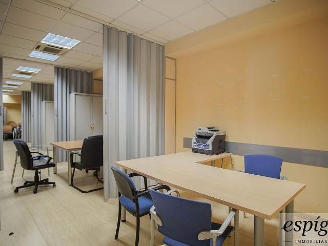 Oficina en alquiler en calle De Cartellà, Girona, de 300 m² por 1.000