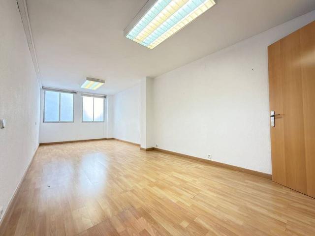 Oficina en alquiler en calle De Floridablanca, Barcelona, de 60 m² por 550
