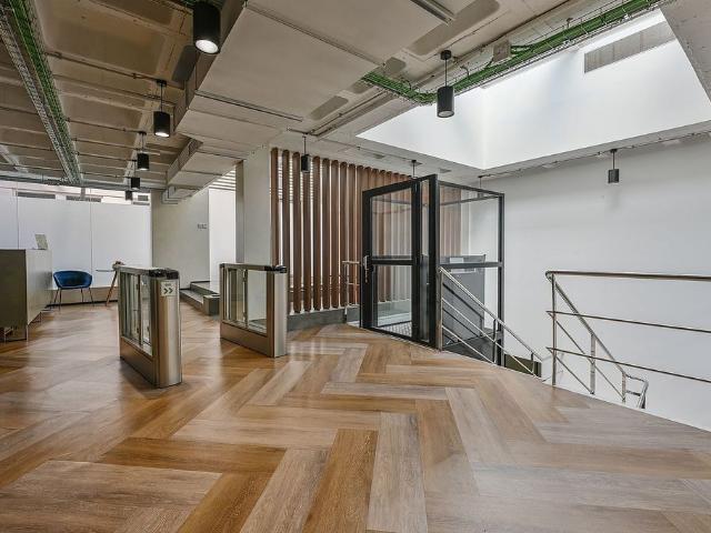 Oficina en alquiler en calle De Folgueroles, Barcelona, de 2.319 m² por 43.534