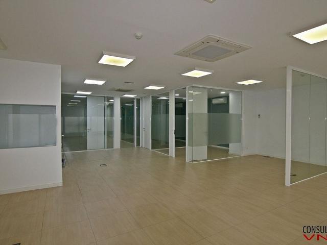 Oficina en alquiler en calle De Guillem Rovirosa, Vilanova i La Geltrú, de 228 m² por 1.700