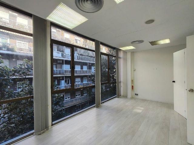 Oficina en alquiler en calle De Guitard, Barcelona, de 249 m² por 2.750