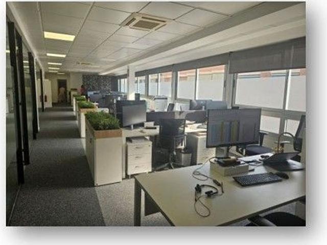 Oficina en alquiler en calle De Galileu, Barcelona, de 200 m² por 3.250