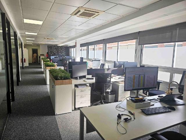 Oficina en alquiler en calle De Galileu, Barcelona, de 200 m² por 3.250
