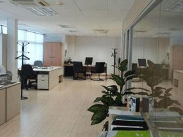 Oficina en alquiler en calle De Galileu, Barcelona, de 200 m² por 3.250