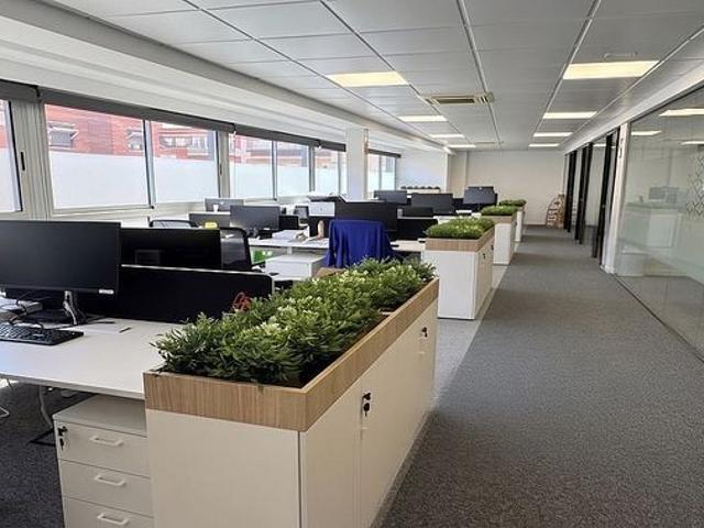 Oficina en alquiler en calle De Galileu, Barcelona, de 200 m² por 3.250