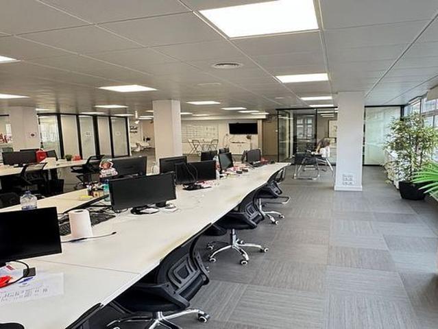 Oficina en alquiler en calle De Galileu, Barcelona, de 432 m² por 7.560
