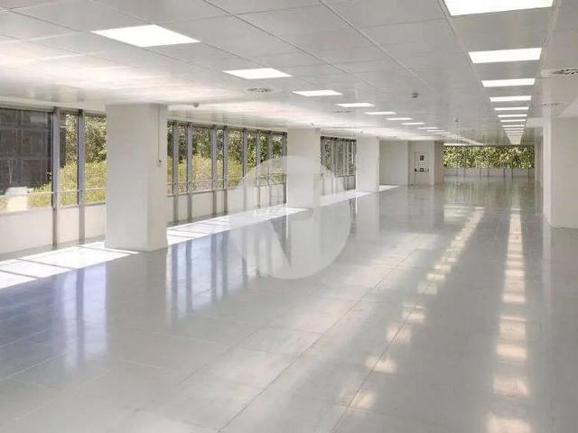 Oficina en alquiler en calle De Gandesa, Barcelona, de 146 m² por 4.405