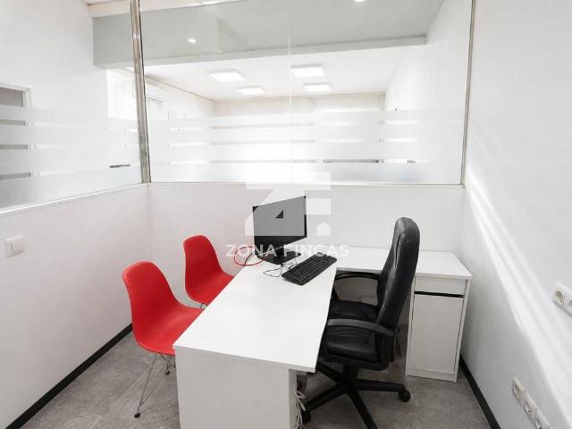 Oficina en alquiler en calle De la Mare de Déu de Montserrat, Santa Coloma de Gramanet, de 9 m² por 350